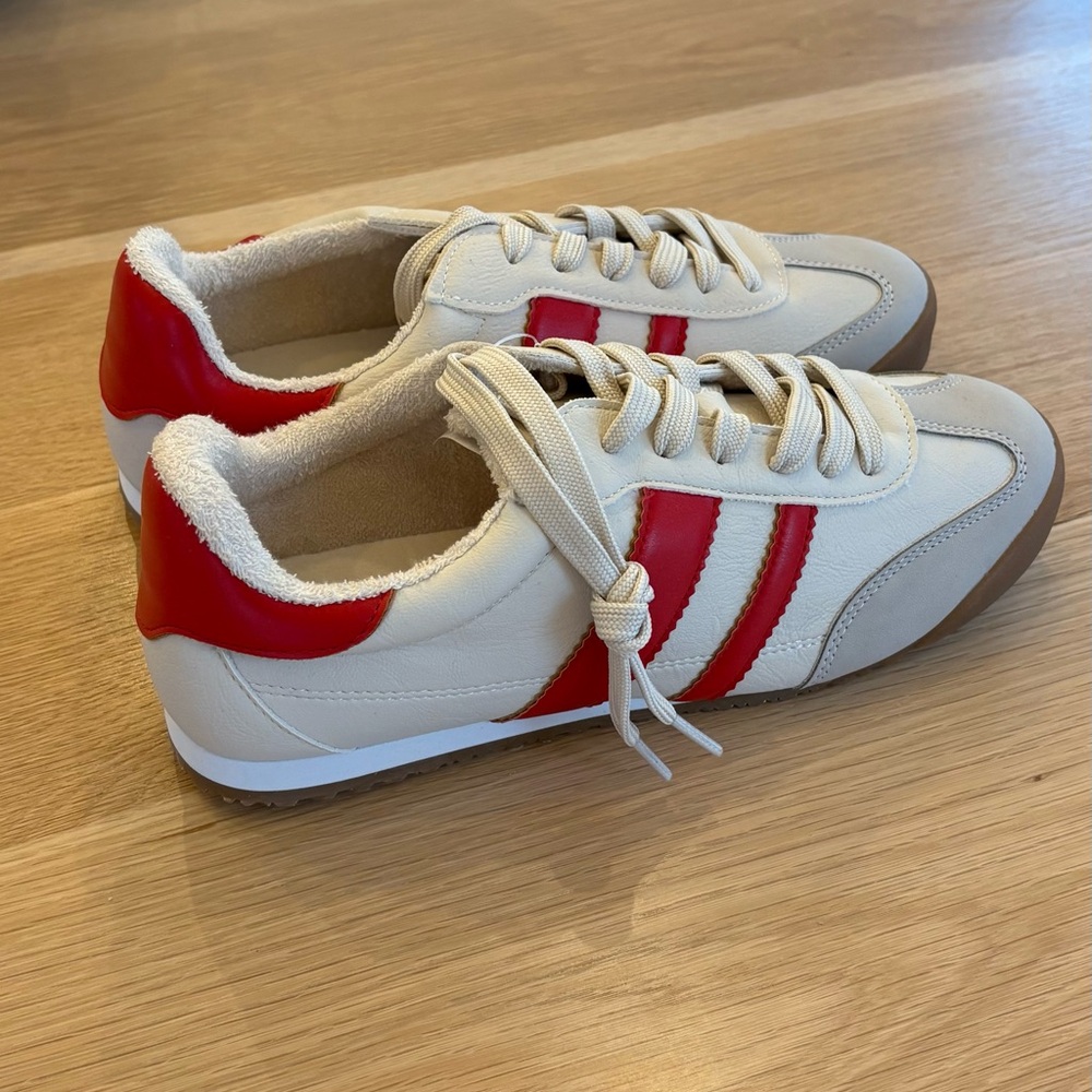Dolce Vita Beige/ Cream and Red lifestyle sneakers